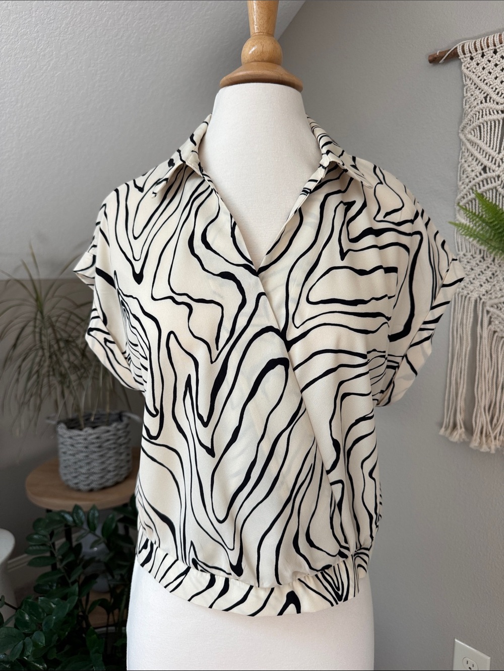 NWT Plione abstract cream and black capped sleeve blouse top small